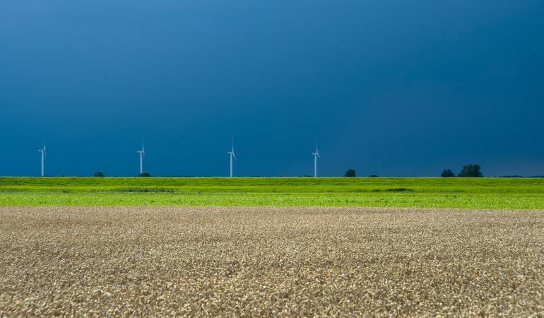 Windmolen tegen blauwe lucht_fotograaf Rob Poelenjee.